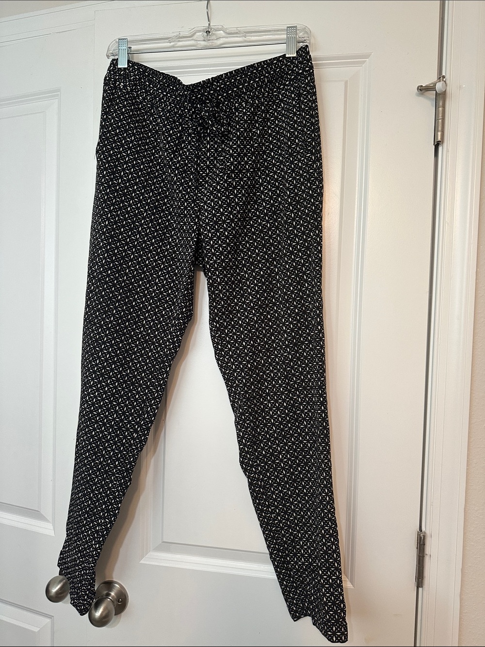 Loft sz S tapered jogger-style trousers with a black and white geometric pattern